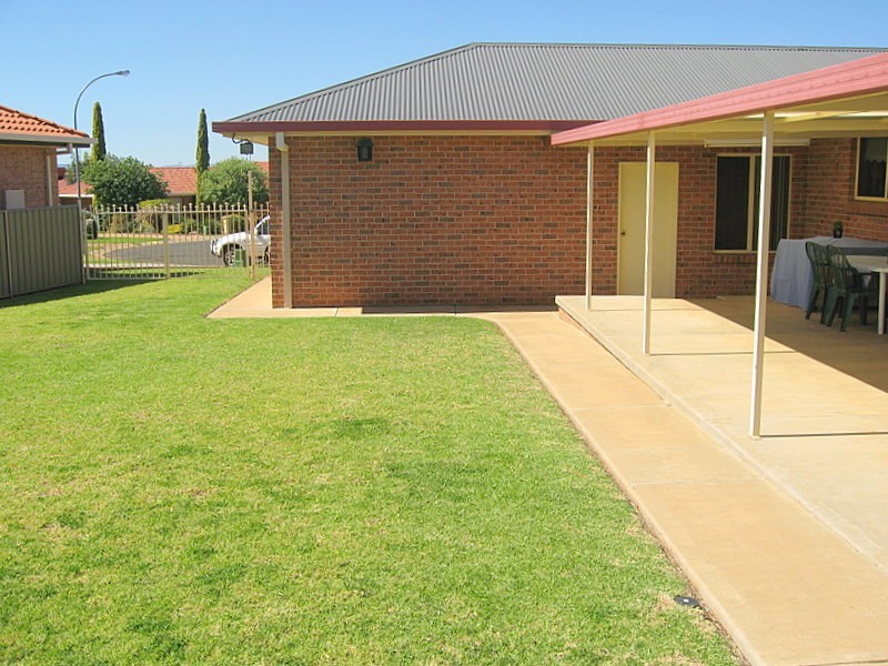 10 Cobden Place, Parkes NSW 2870