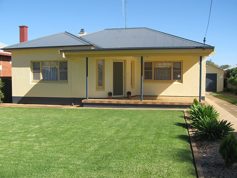 24 Armstrong Street, Parkes NSW 2870