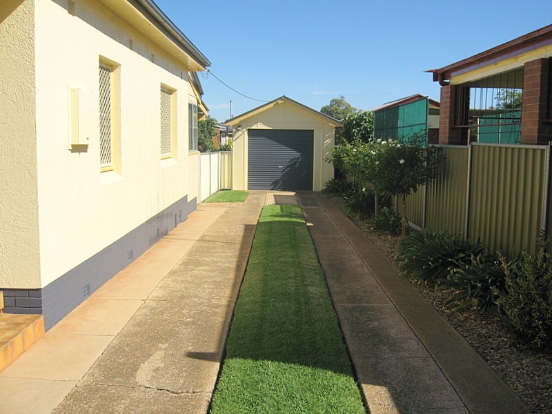 24 Armstrong Street, Parkes NSW 2870