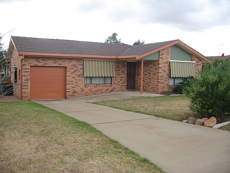 4 George Field Drive, Parkes NSW 2870