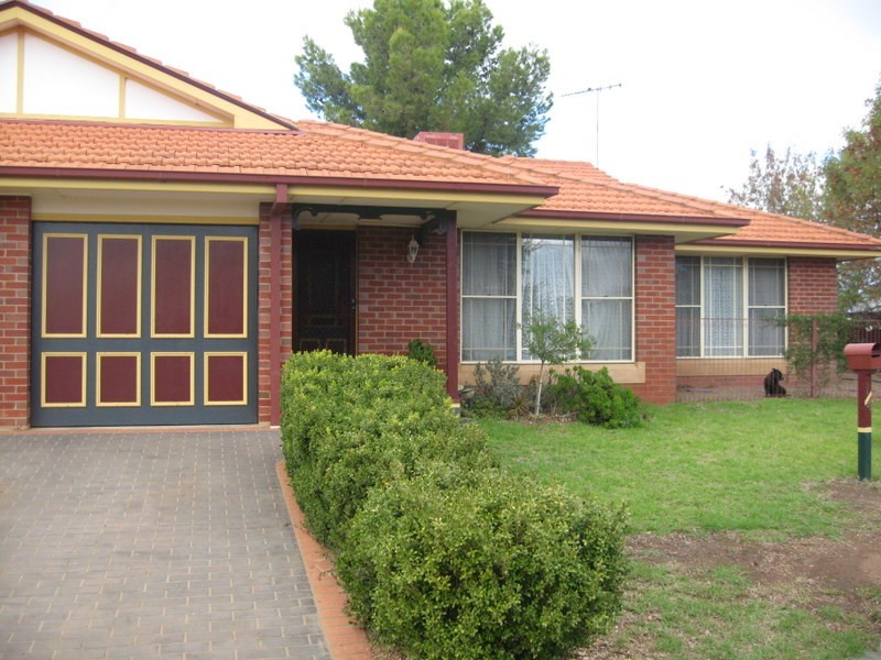 1/4 Friendship Place, Parkes NSW 2870