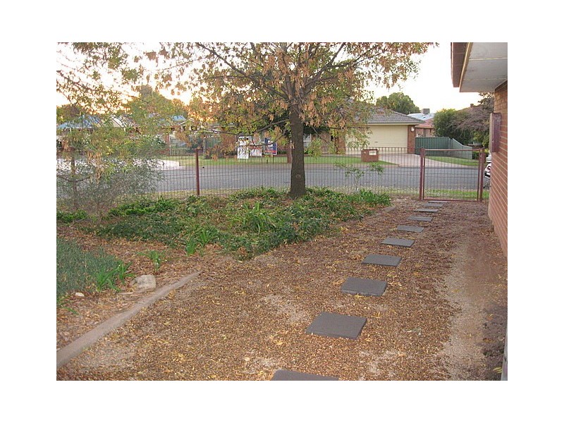 1/4 Friendship Place, Parkes NSW 2870