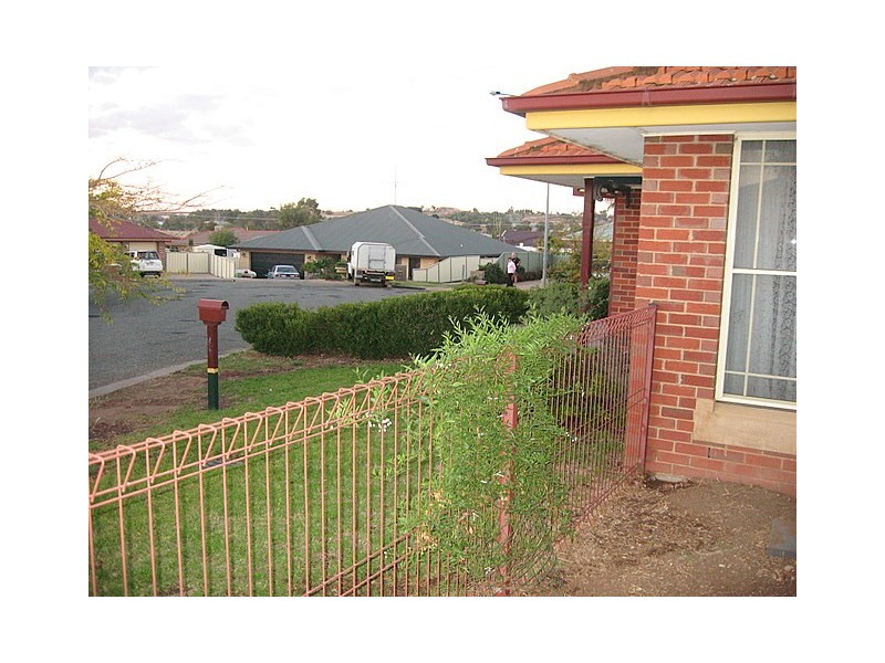 1/4 Friendship Place, Parkes NSW 2870