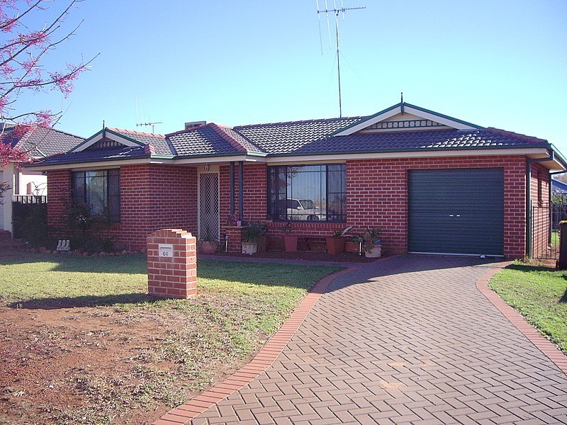 64 Best Street, Parkes NSW 2870