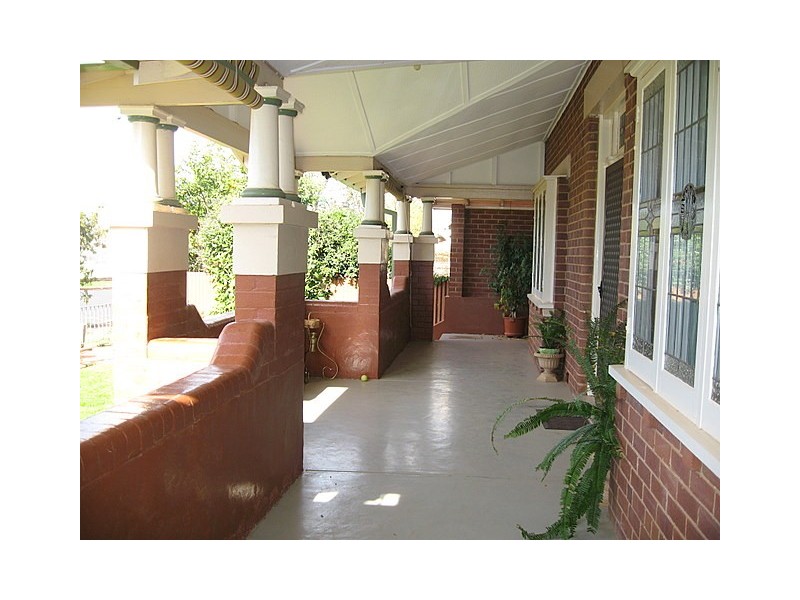 6 Metcalfe Street, Parkes NSW 2870