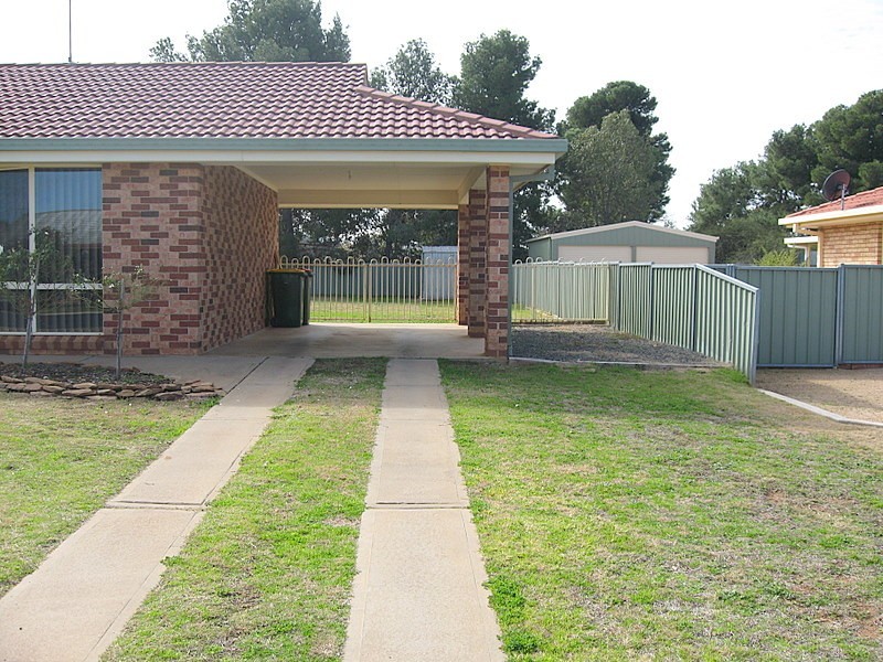 18 Thomas Tom Crescent, Parkes NSW 2870