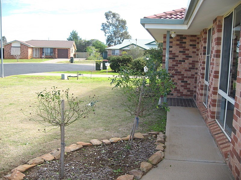 18 Thomas Tom Crescent, Parkes NSW 2870