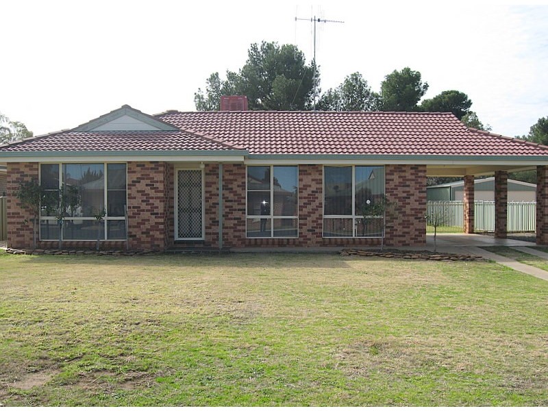 18 Thomas Tom Crescent, Parkes NSW 2870