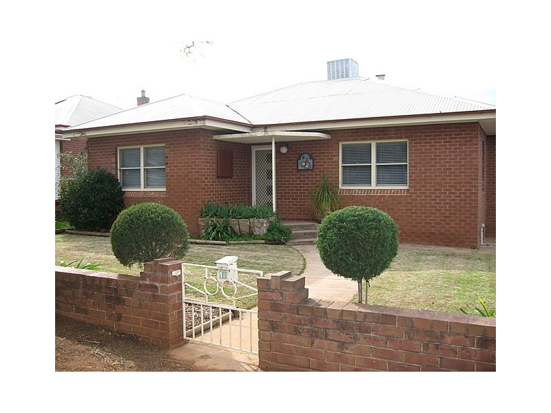 17 East Street, Parkes NSW 2870