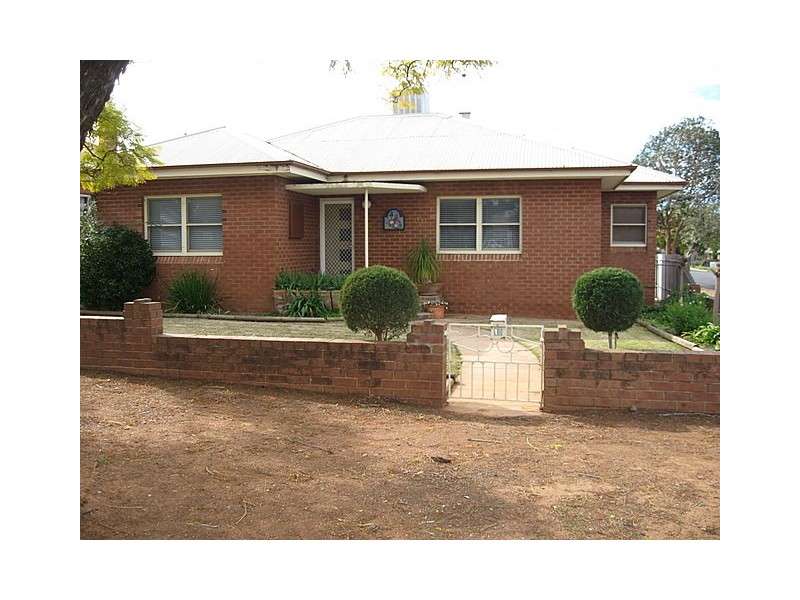 17 East Street, Parkes NSW 2870