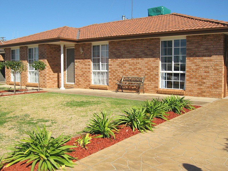 6 Carinya Street, Parkes NSW 2870