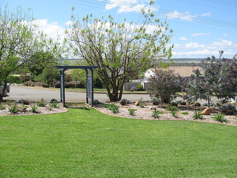 10 Evans Parade, Parkes NSW 2870