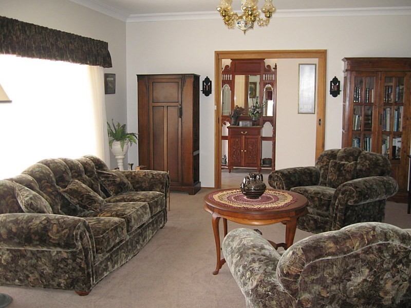 10 Evans Parade, Parkes NSW 2870