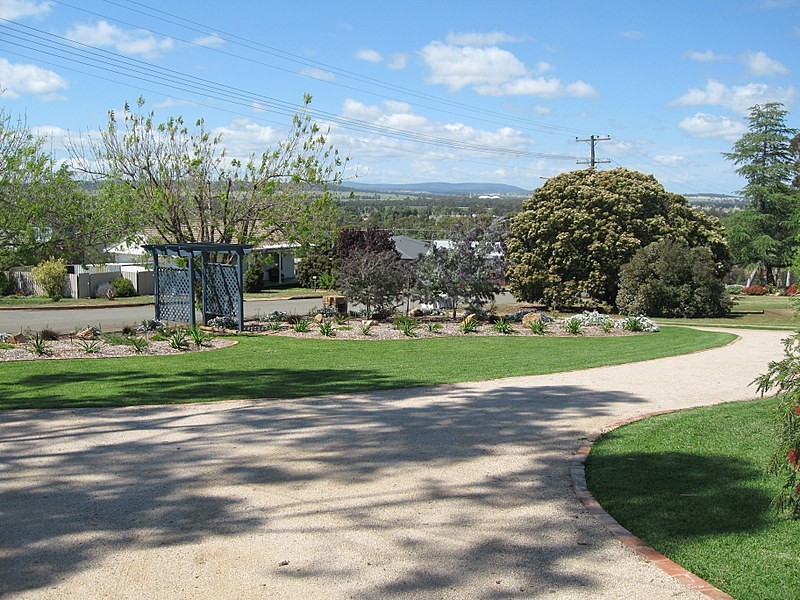10 Evans Parade, Parkes NSW 2870
