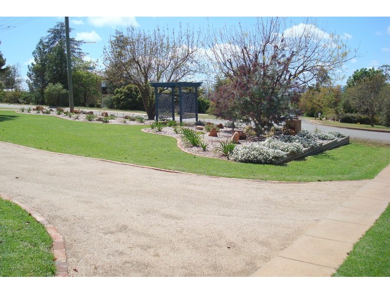 10 Evans Parade, Parkes NSW 2870