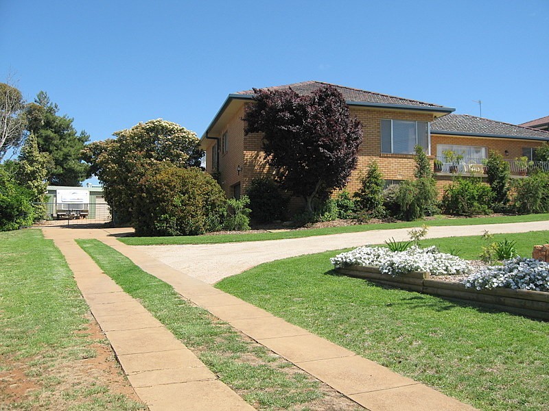 10 Evans Parade, Parkes NSW 2870
