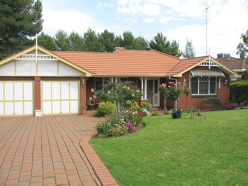 2 Glengowrie Close, Parkes NSW 2870