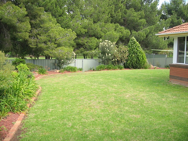 2 Glengowrie Close, Parkes NSW 2870