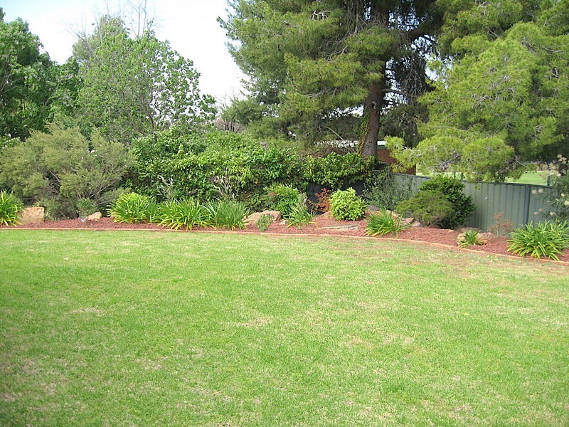 2 Glengowrie Close, Parkes NSW 2870