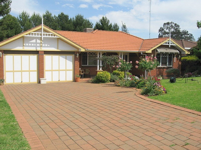 2 Glengowrie Close, Parkes NSW 2870