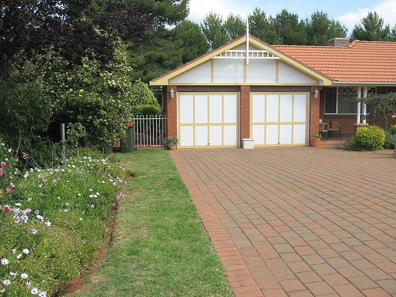 2 Glengowrie Close, Parkes NSW 2870