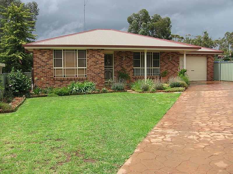 8 Banjo Place, Parkes NSW 2870
