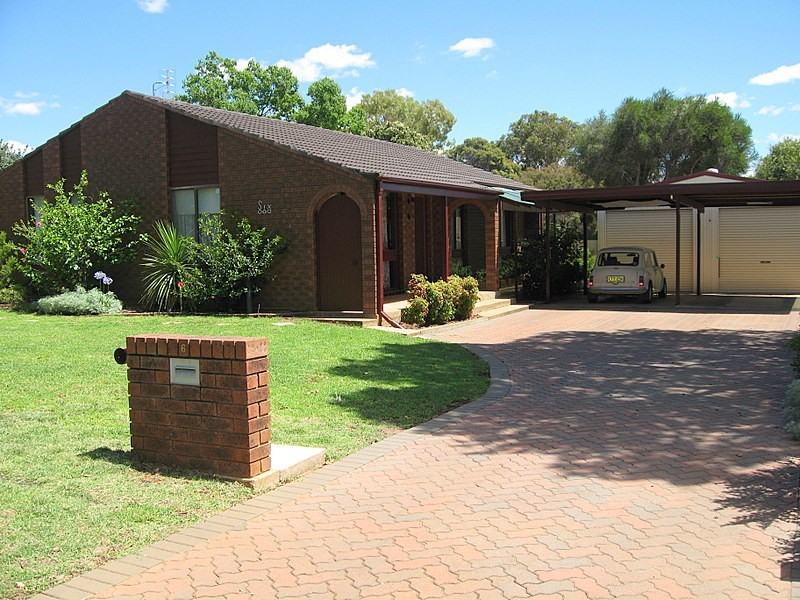 6 Barton Street, Parkes NSW 2870