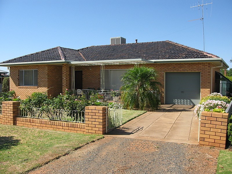 9 Downes Crescent, Parkes NSW 2870
