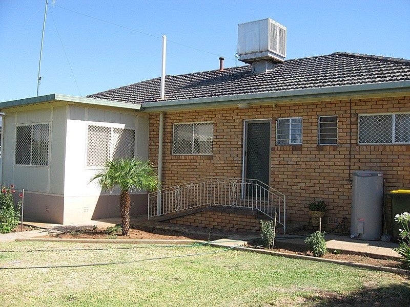 9 Downes Crescent, Parkes NSW 2870