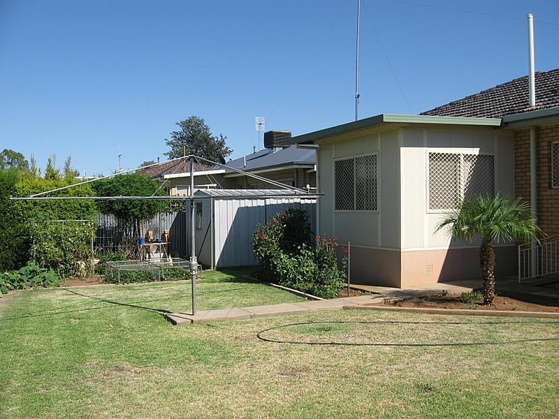 9 Downes Crescent, Parkes NSW 2870