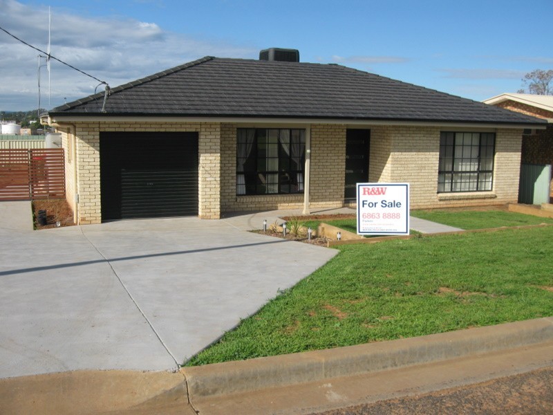 33 Blaxland Street, Parkes NSW 2870