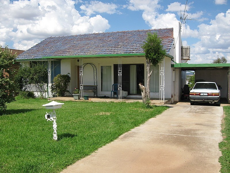 11 Middleton Street, Parkes NSW 2870