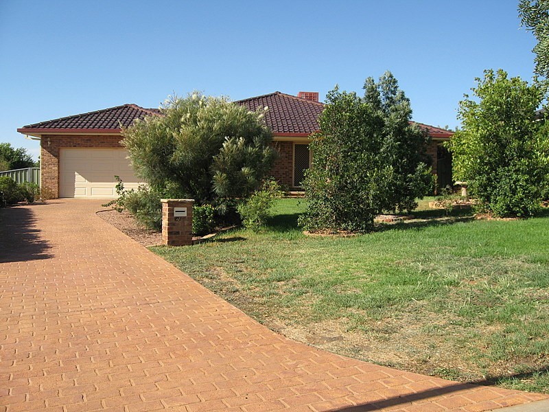 27 Glenburnie Close, Parkes NSW 2870