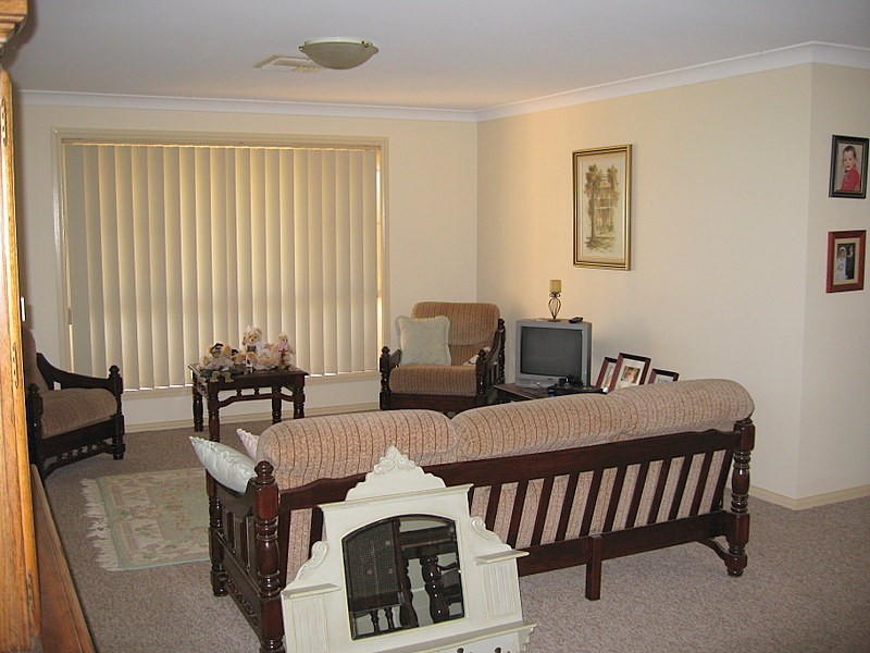 27 Glenburnie Close, Parkes NSW 2870