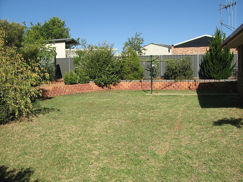 27 Glenburnie Close, Parkes NSW 2870
