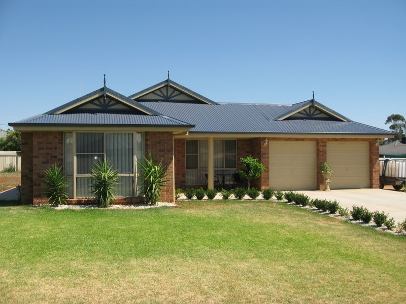 10 Avoca Place, Parkes NSW 2870