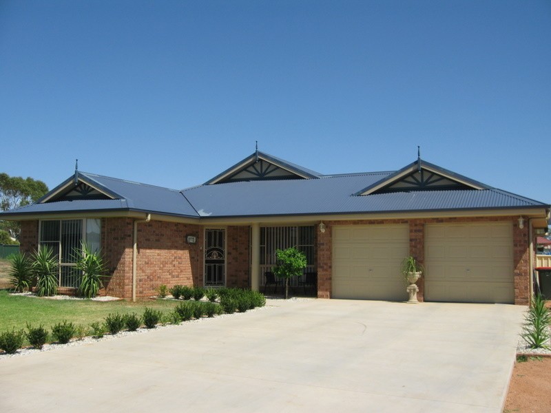 10 Avoca Place, Parkes NSW 2870