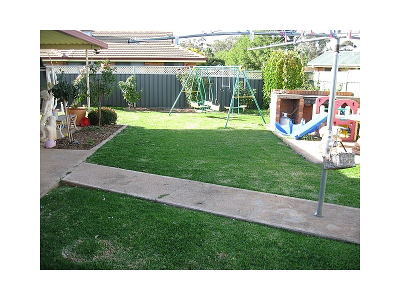 28 Ebelina Crescent, Parkes NSW 2870