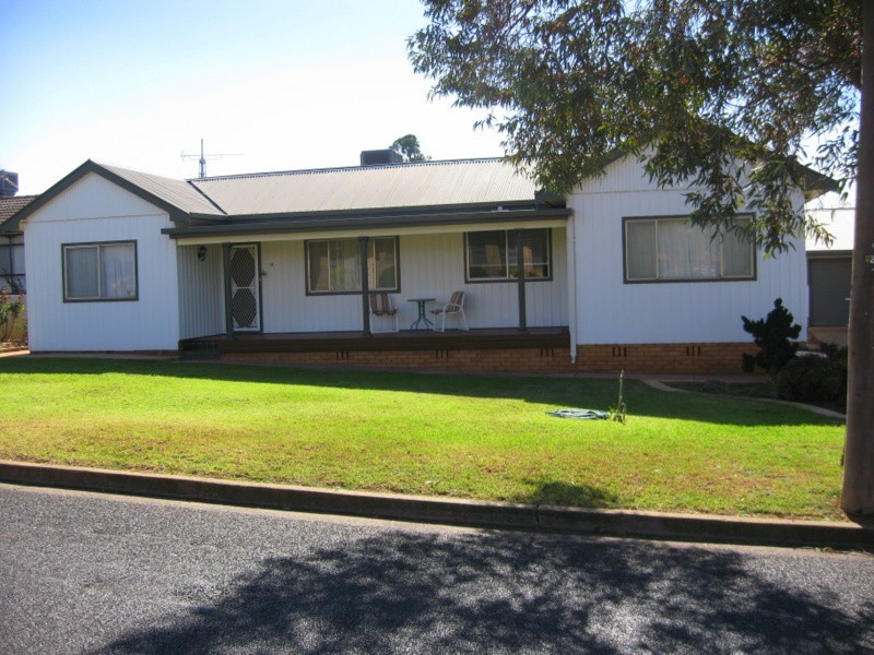 18 Barton Street, Parkes NSW 2870