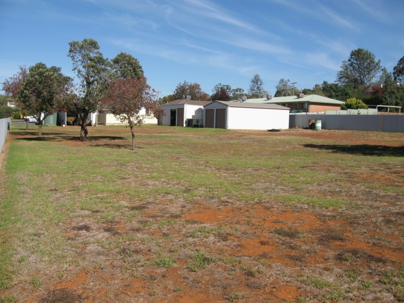 18 Barton Street, Parkes NSW 2870