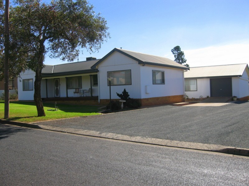 18 Barton Street, Parkes NSW 2870