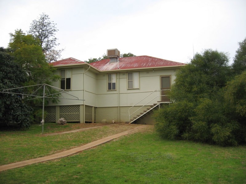 4 Charles Rigg Avenue, Parkes NSW 2870