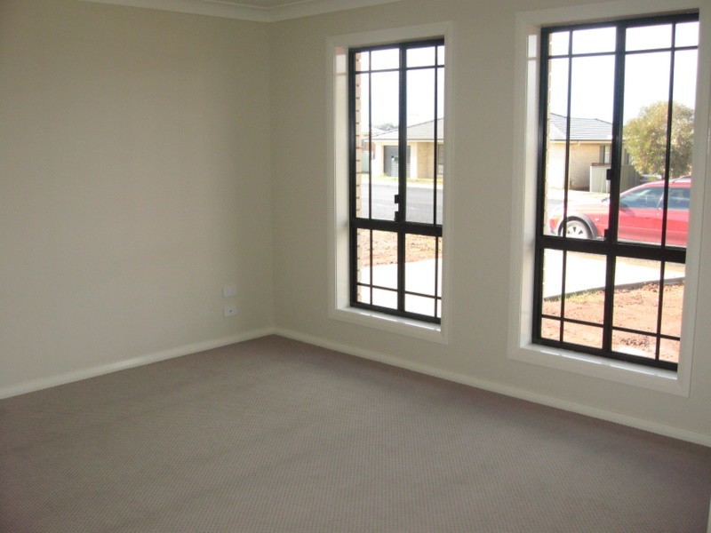 9 Blaxland Street, Parkes NSW 2870