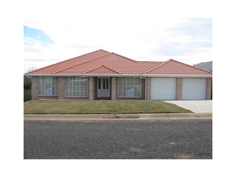 8 Glenburnie Close, Parkes NSW 2870