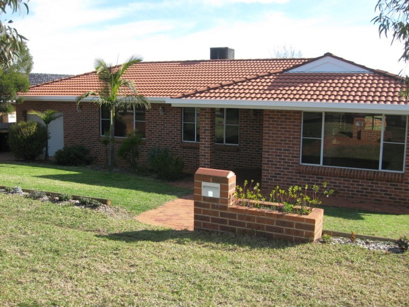 8  Dalley Street, Parkes NSW 2870