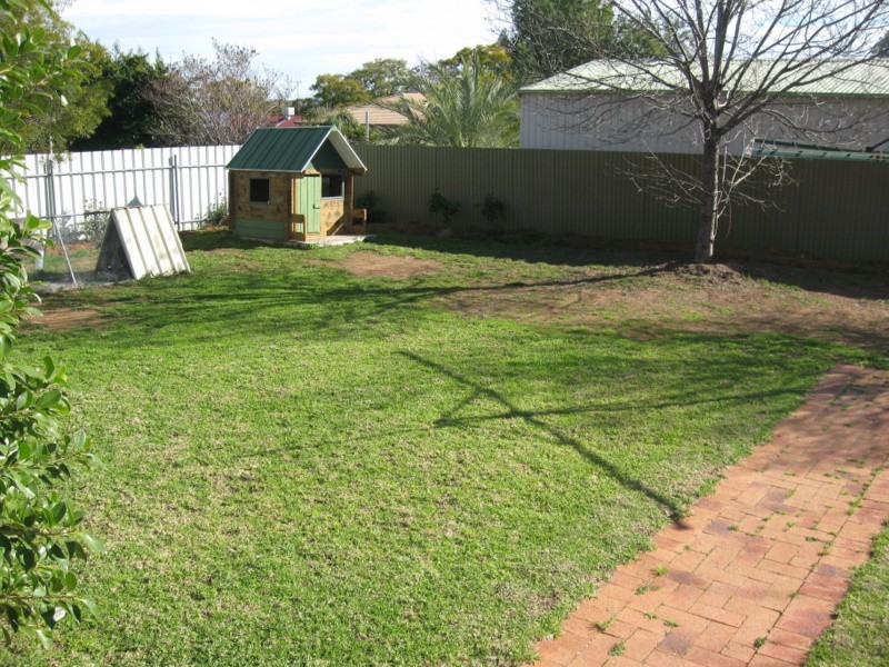 8  Dalley Street, Parkes NSW 2870