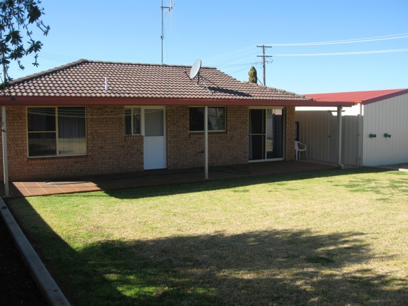 2 Carinya Street, Parkes NSW 2870