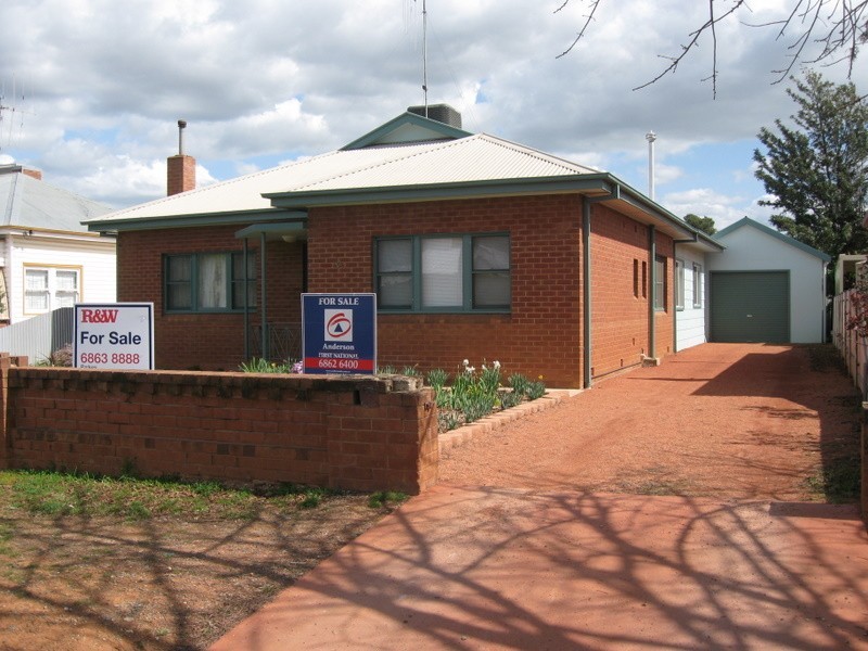 12 Armstrong Street, Parkes NSW 2870