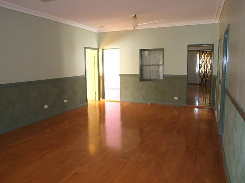 12 Armstrong Street, Parkes NSW 2870