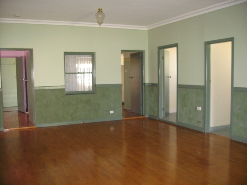 12 Armstrong Street, Parkes NSW 2870